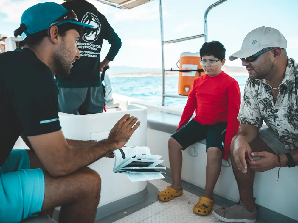 Guía de Nativo explicando a los visitantes a bordo